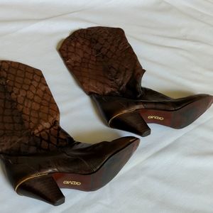 Vintage acme two-tone brown leather boots with gold detail.